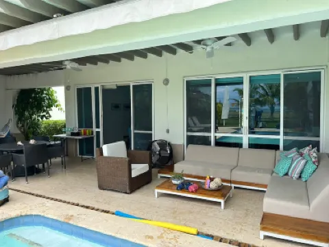 Casa en la Playa con Piscina Privada Hôtels à : 