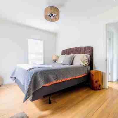 Hot tub-Fireplace-Walk to Beach-Firepit-Fenced Yard-Sleeps 8. Pet Friendly! Rooms