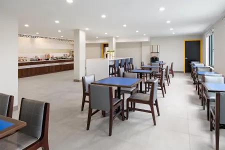 GLō Best Western Bronx NYC Отели рядом с достопримечательностью «Зал славы великих американцев»