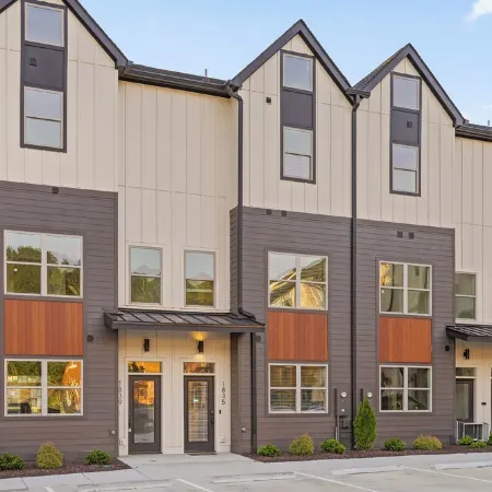 3/3 sauna, arcade, play couch, 70" TV, fire pit, balconies, 6 min from downtown