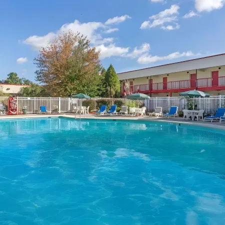 Hilltop Inn & Suites