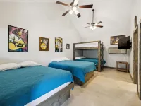 Stunning 6 Bedroom vacation home with pool & hot tub 5 minutes from Frio River! Hotels in Concan