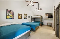 Stunning 6 Bedroom vacation home with pool & hot tub 5 minutes from Frio River!