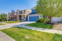6 Mi to Dia: Denver Home w/ Fenced Yard & Fire Pit - Homestays