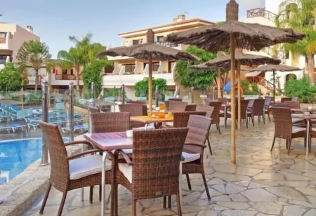 Beautiful apartment. 2 ch., sea view, south-facing terrace, swimming pool, the sea 5 minutes away.