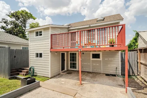 Juniper Cottage 2Br Guesthouse with Balcony Near Downtown Houston