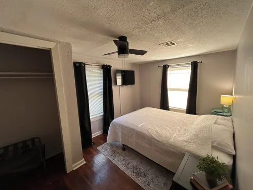 Charming 2-bedroom bungalow with WiFi and AC in brilliant Stillwater