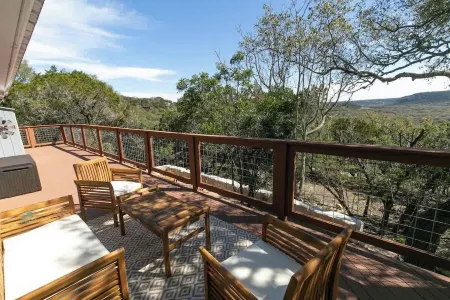 Texas Charm Cottage - 1 Block from the Lake & Hill Country Views