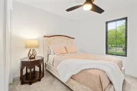 Modern 4 Bed/3.5 Bath Farmhouse Steps to Downtown CF! Hotels in Cedar Falls