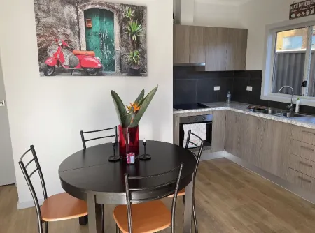 Adorable 2bdrm guesthouse with pool access - No smoking