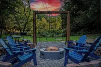 Bear Paradise Cabin–Hot Tub, Mini Golf, Court, Game Room, EV Charger & Fireplace