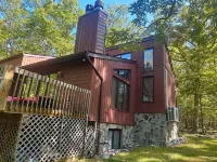 Getaway, house with a gorgeous view...Hot Tub Hotels near Pocono Mountain Villas by Exploria Resorts