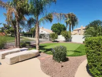 Newly Renovated Home on Fairway with Pool & Putting Green.  Trendy Area. Các khách sạn gần Ocotillo Golf Club