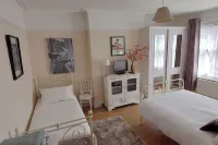 House - Sleeps 8 - Pet Friendly - Garden - Parking - Parking