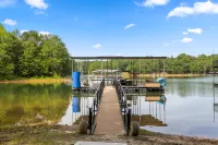 Midnight Raven Lake House - luxury a-frame w/ boat