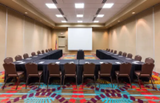 代託納賽道機場歡朋酒店