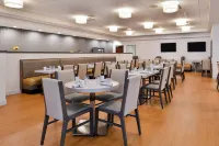 Holiday Inn & Suites ROCHESTER - MARKETPLACE by IHG - breakfast