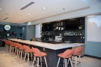 ฮอลิเดย์ อินน์ & สวีทส์ เฟย์เอตต์วิลล์ ดับเบิลยู-ฟอร์ต แบร็กก์ แอเรีย บาย IHG - ที่มีบาร์