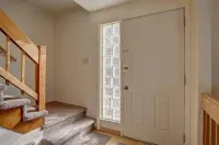 Two-Story Home Close to Town & Ski with Views, Steam Shower + King Suite Hotel a Taos County