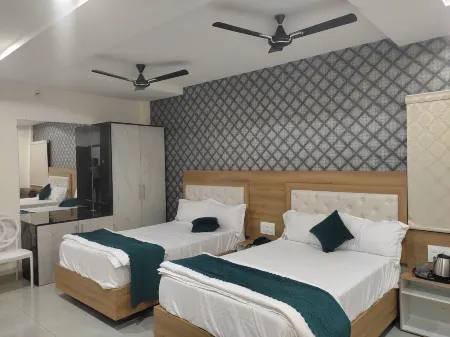 Hotel NVR Grand Отели рядом с достопримечательностью «Golden Sands Beach Front Resorts & Properties»