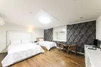 Muan White House Hotel