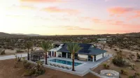 Iconic 6Br Desert Retreat w/ Pool, Pickleball & Fire Pit Joshua Tree Mansion by Avantstay - 4-Star
