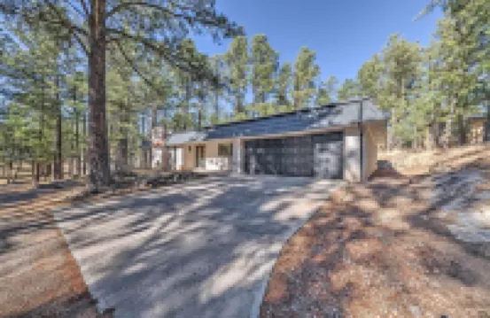 Ruidoso Getaway w/ Deck - 16 Mi to Ski Apache