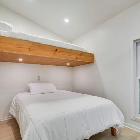 Single-Story Cabin on Hyco Lake Swim and Unwind!