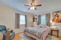 Oak Ridge Retreat w/ Porch < 1 Mi to Downtown - Wifi