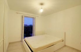 2 Double Bed Flat, En-suite, Top Floor, With Private Parking