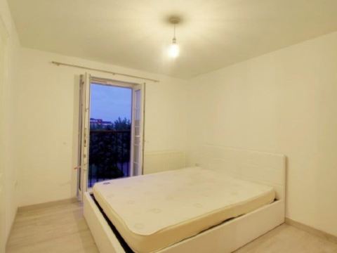 2 Double Bed Flat, En-suite, Top Floor, With Private Parking