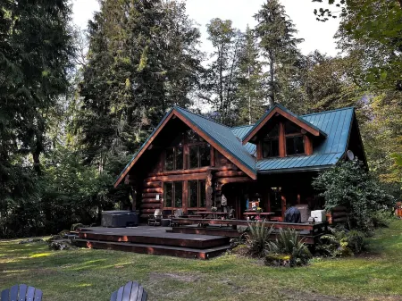 Luxurious Riverfront Log Cabin w/ Mountain Views & Hot Tub Near Stevens Pass