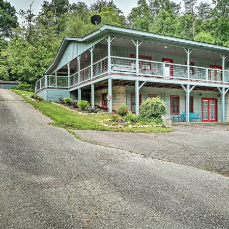 Hot Tub and Fire Pit Pet-Friendly Clayton Escape!