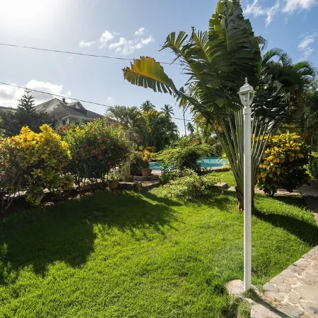 Chic-1 bed apt inside lux condo w/wifi, AC, pool, tropical gardens!