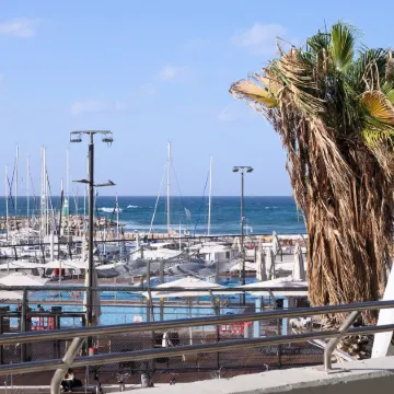 Marina Beach Hotel Отели рядом с достопримечательностью «Парк ХаЯркон»