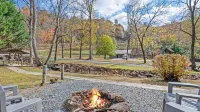 Romantic Creekside Cabin only 3 miles from Downton Bryson City!