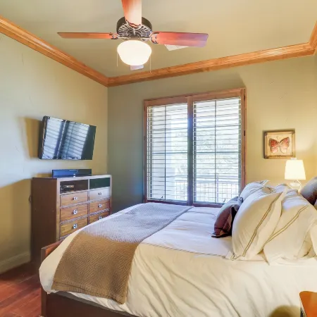 Top-Floor Lake-View Condo w/ Boat Dock Access