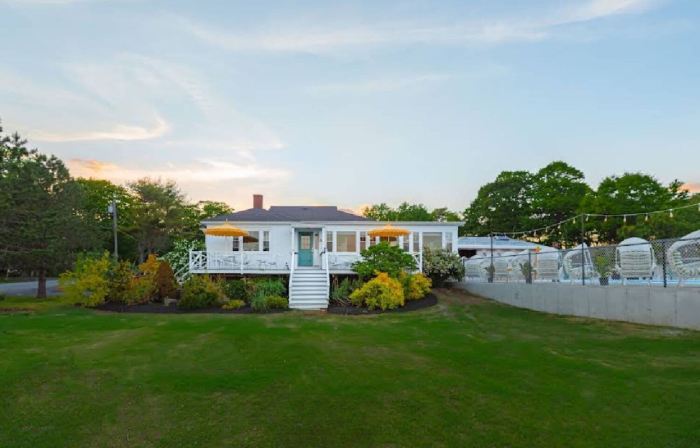 Rye Motor Inn - Oceanfront, Walk to Beach