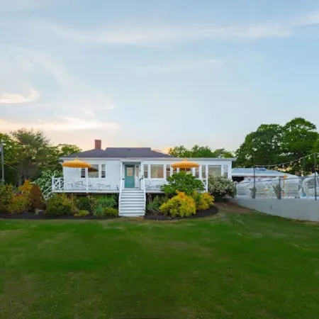 Rye Motor Inn - Oceanfront, Walk to Beach