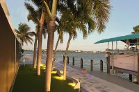 Matlacha Waterfront Retreat: Dock & Hot Tub! - Wifi