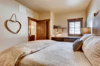 2 Blocks to Grand Lake Downtown Western Cabin! - parking