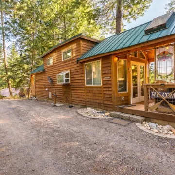 Das Tree Haus 1 Bedroom Home by NW Comfy Cabins by RedAwning