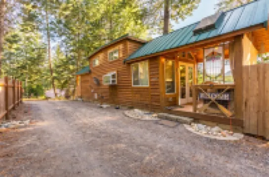 Das Tree Haus 1 Bedroom Home by NW Comfy Cabins by RedAwning