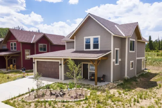 Stunning Mountain Escape with Hot Tub and Game Room - Elegant Retreat