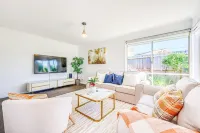 StayAU Family-Friendly Home near Deakin - balcony