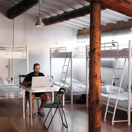 Hostel Vertigo Vieux-Port Отели рядом с достопримечательностью «Пристань для яхт Валон-дез-Оф»