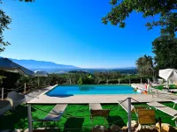 Apartment with pool, Rignano リニャーノ・スッラルノのホテル
