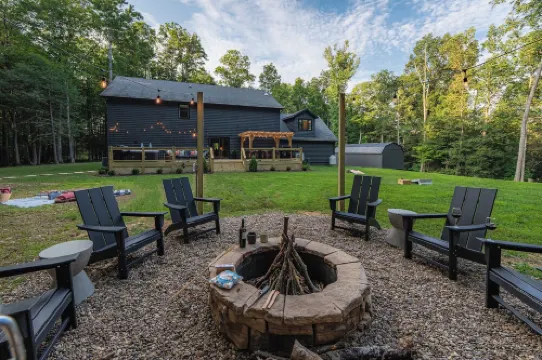 Twin Oaks Lodge: 4 Kings, Hot Tub, Sauna & EPIC Game Room