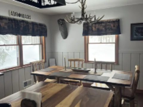 3 Bedroom, 2 Bath Secluded Old Forge Log Cabin Hotels in Webb