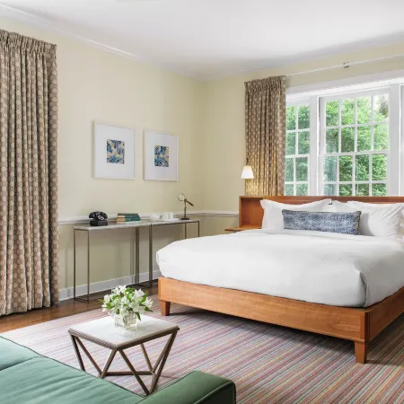 Oakhurst Inn at the University